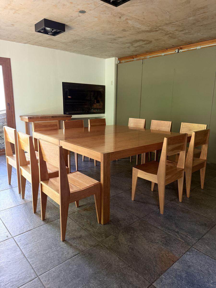 Quincho con mesa de madera para reuniones en el edificio Aliwen