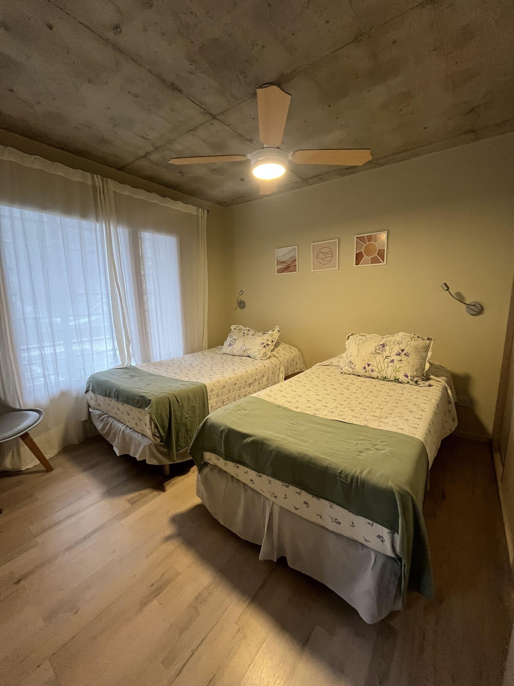 Dormitorio con dos camas del departamento Raulí