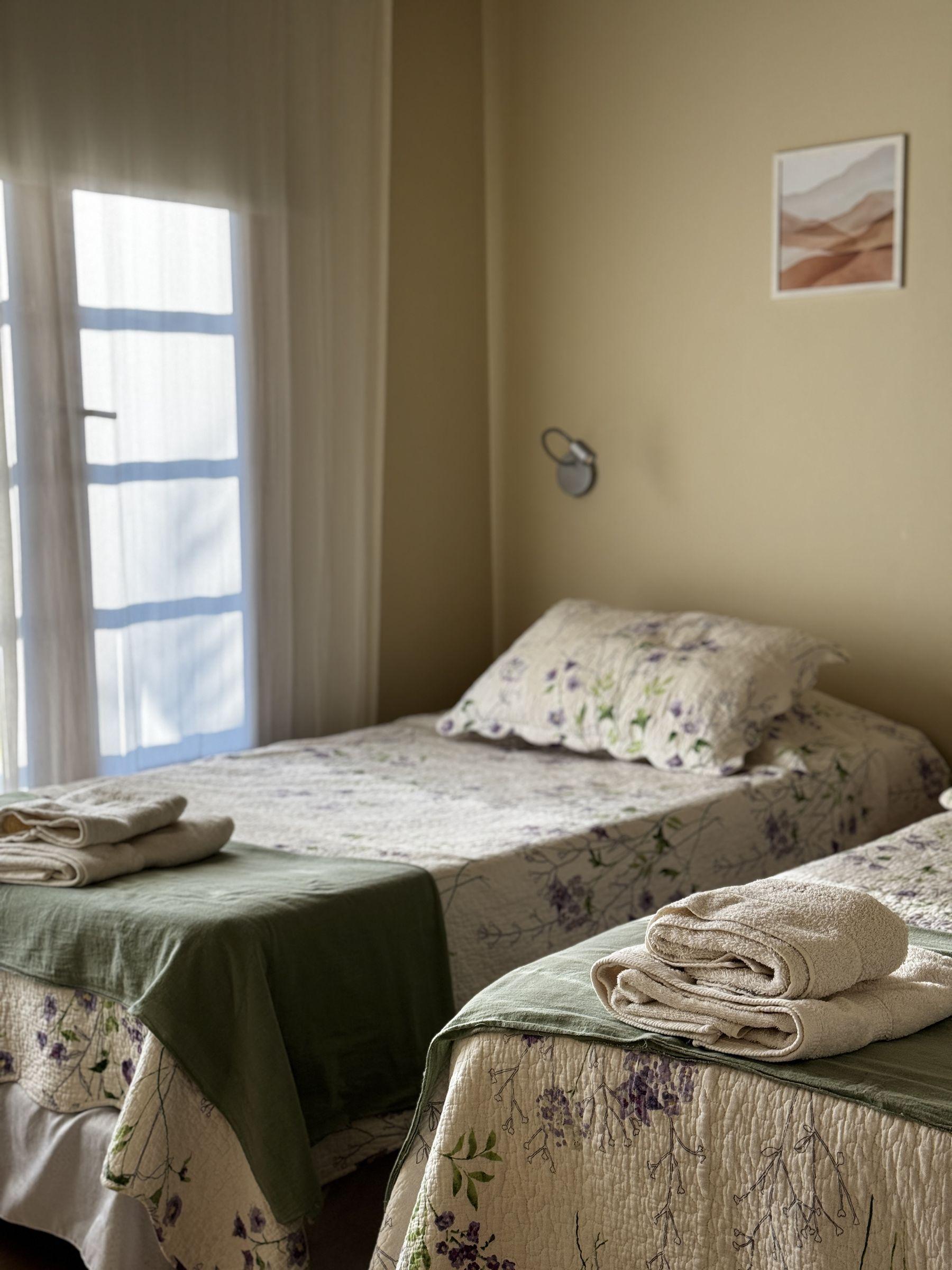 Habitación con camas individuales del departamento Raulí